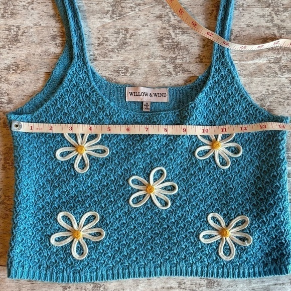 Preloved Willow & Wind Blue Daisy Knit Crop Top Tank & Skirt Set Size Medium - Picture 6 of 8